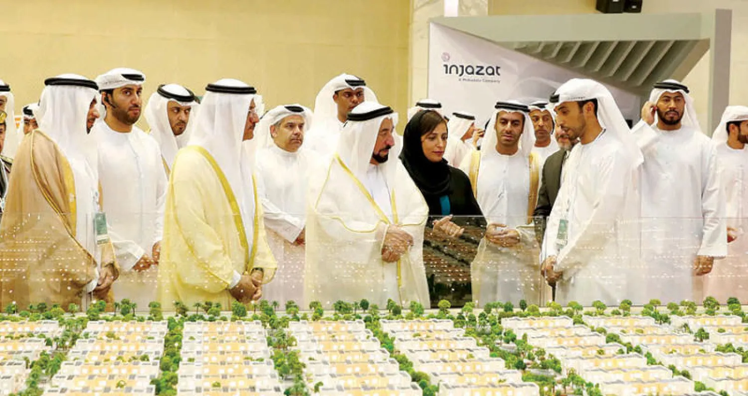 الشيخ الدكتور سلطان القاسمي حاكم الشارقة خلال تدشينه منتدى الاستثمار الأجنبي المباشر أمس بحضور سلطان المنصوري وزير الاقتصاد الإماراتي (الشرق الأوسط)