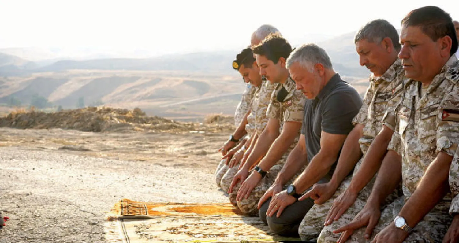 الملك عبد الله الثاني يصلي مع نجله الحسين ولي العهد في الباقورة بعد يوم من استعادة الأردن سيادته عليها (أ.ف.ب)