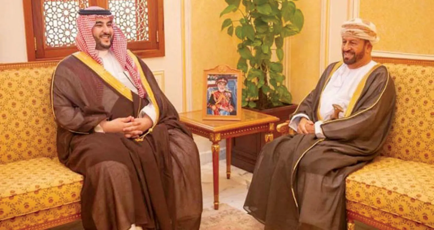 الأمير خالد بن سلمان بن عبد العزيز نائب وزير الدفاع خلال لقائه في ـمقر وزارة الـدفـاع الـعمانـية أمس الـوزيـر الـمسؤول عـن شـؤون الدفاع العماني بـدر بـن سـعود بـن حـارب الـبوسـعيدي (واس)