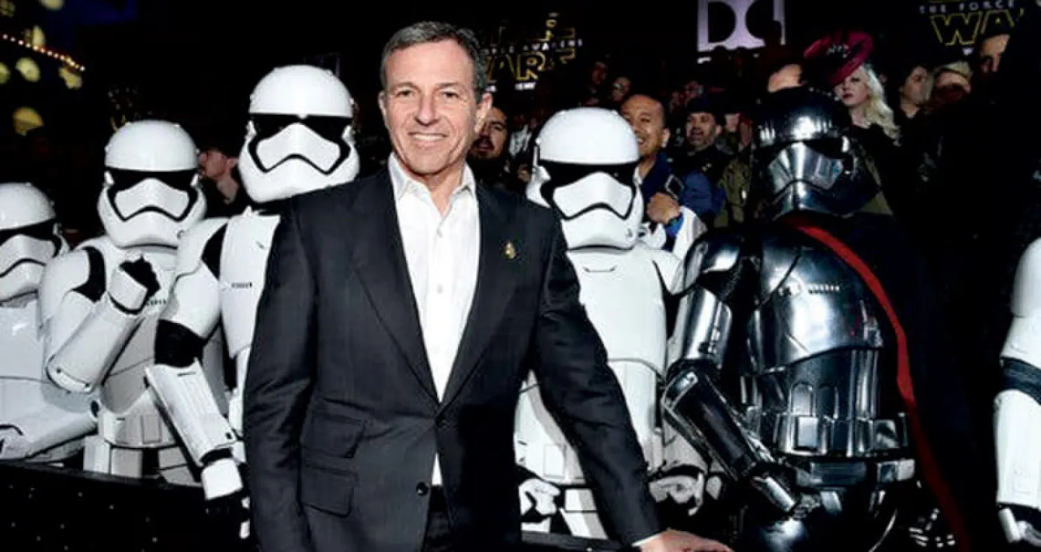 الرئيس التنفيذي لـ«ديزني» روبرت إيغور خلال العرض العالمي لفيلم «حرب النجوم: القوة تنهض» في هوليوود (غيتي)