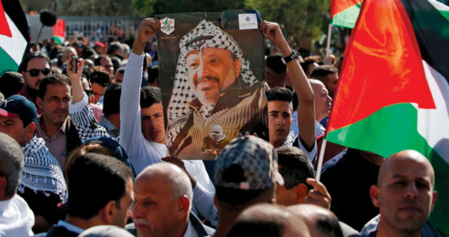 فلسطينيون تجمعوا أمس عند قبر الرئيس الراحل ياسر عرفات برام الله في الذكرى الـ 15 لوفاته (أ.ف.ب)