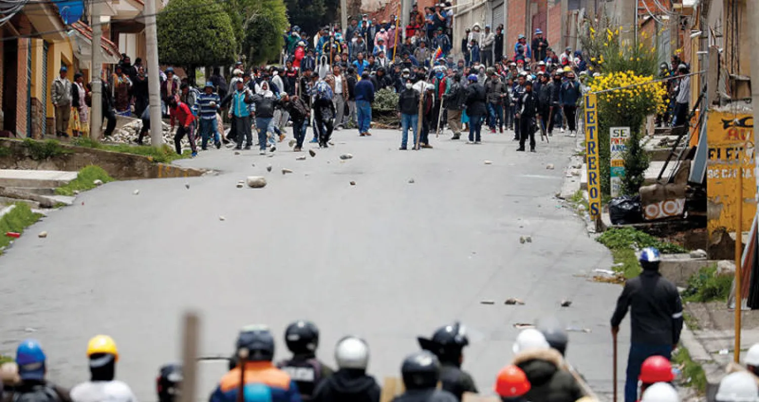 مواجهات في شوارع لاباز بين أنصار موراليس ومعارضيه أمس (رويترز)