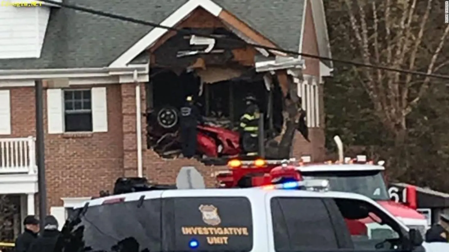 آثار اصطدام السيارة بالطابق الثاني من المبنى (سي إن إن)