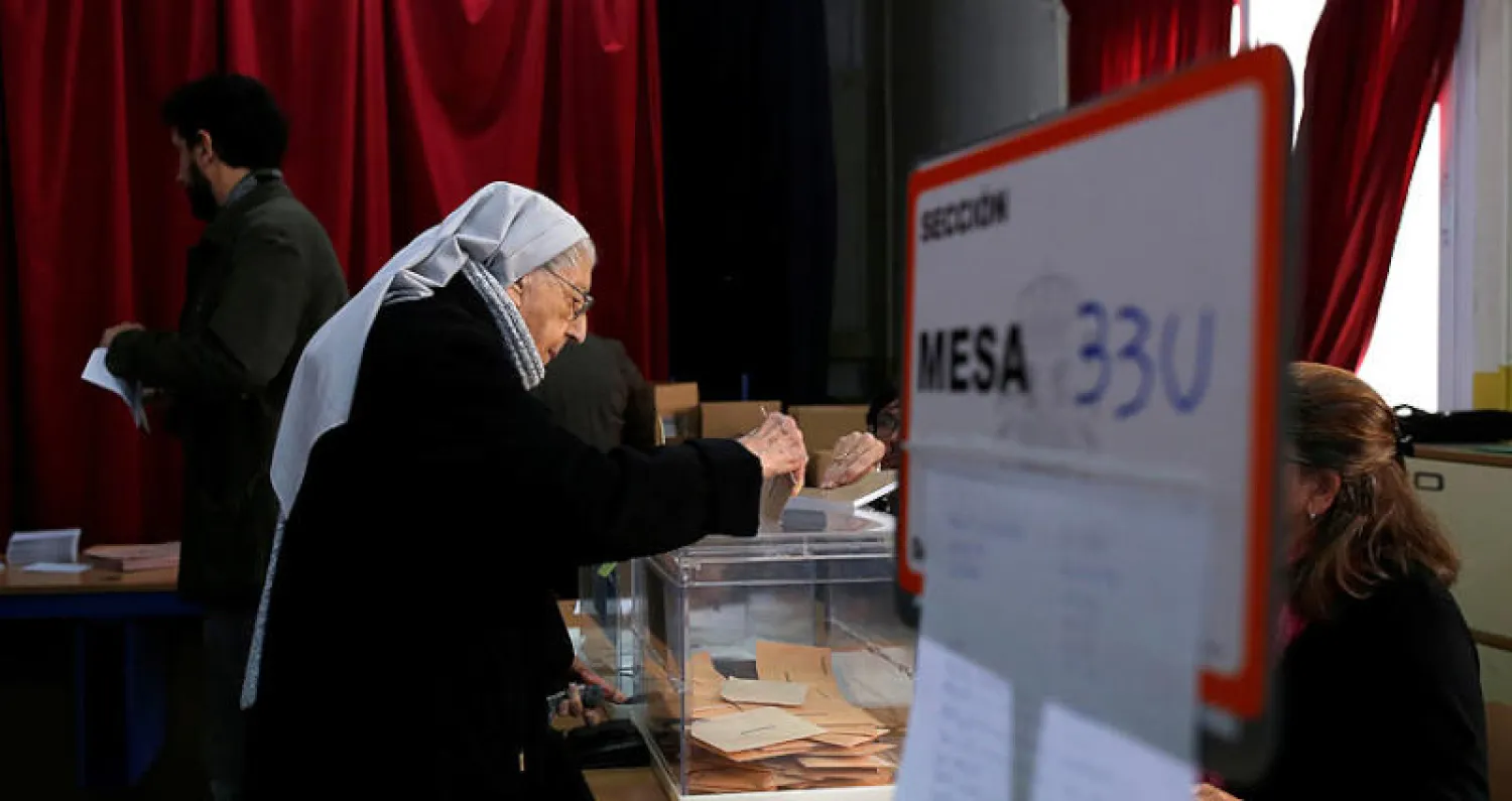 راهبة إسبانية تدلي بصوتها في إشبيلية أمس (رويترز)