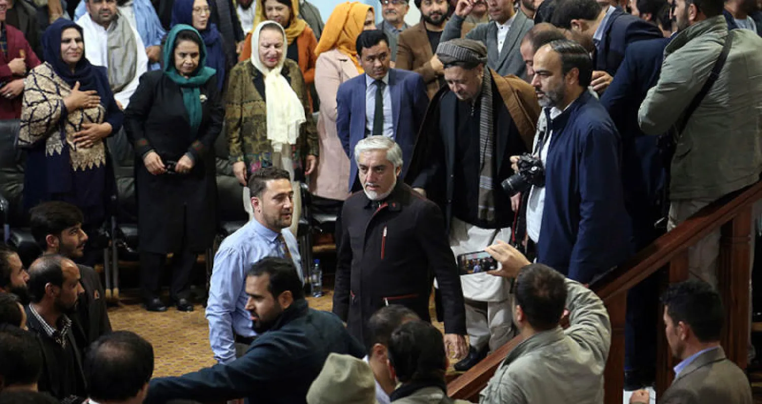 رئيس السلطة التنفيذية في أفغانستان عبد الله عبد الله خلال ظهوره في تجمع لأنصاره في كابل أمس (أ.ب)