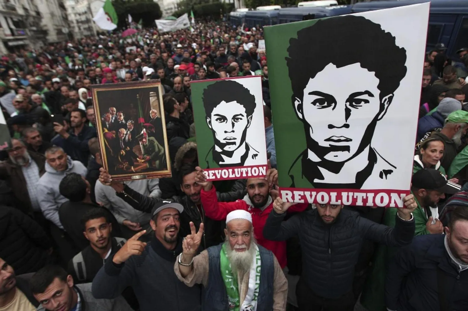​Cezayir'deki cumhurbaşkanlığı seçimlerine karşı yapılan protesto gösterilerinden bir kare (AP)