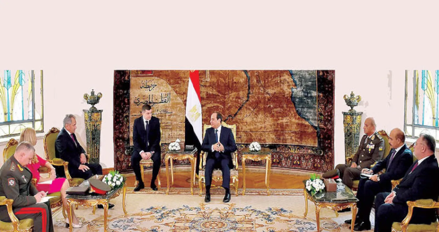 الرئيس المصري عبد الفتاح السيسي لدى استقباله وزير الدفاع الروسي سيرغي شويغو في القاهرة أمس (الشرق الأوسط)