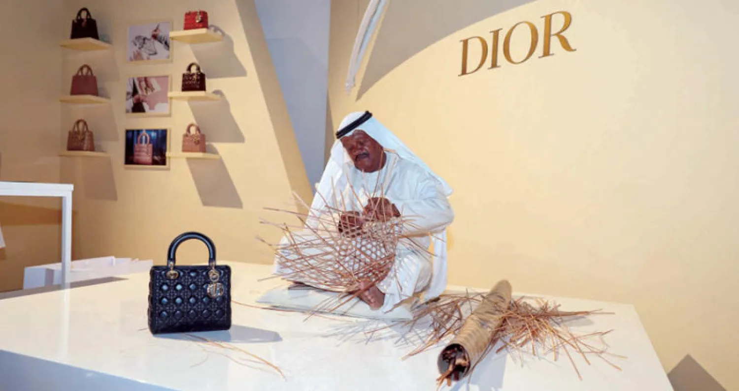 خبراء «دار كريستيان ديور» يكشفون أسرار صناعة حقيبة «ليدي ديور» الأيقونية