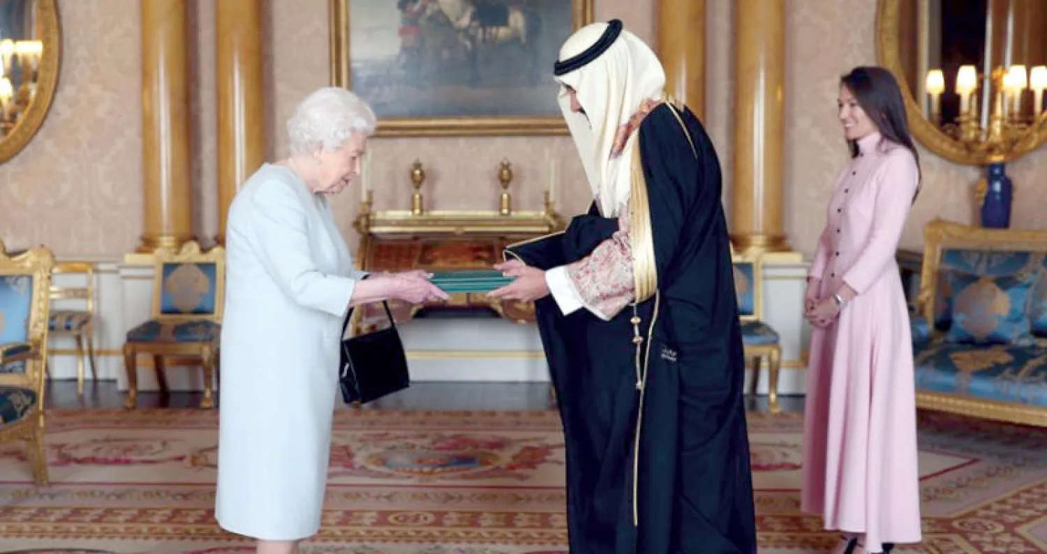 السفير السعودي في لندن يقدّم أوراق اعتماده للملكة إليزابيث