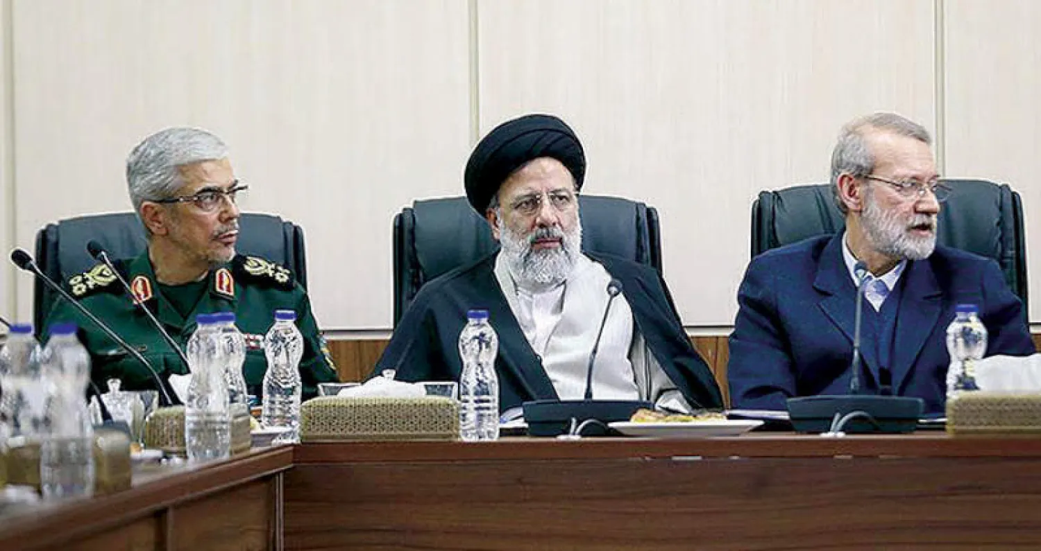 رئيس القضاء الإيراني إبراهيم رئيسي يتوسط رئيس البرلمان علي لاريجاني ورئيس الأركان محمد باقري في اجتماع «مجلس تشخيص مصلحة النظام» أمس (تسنيم)