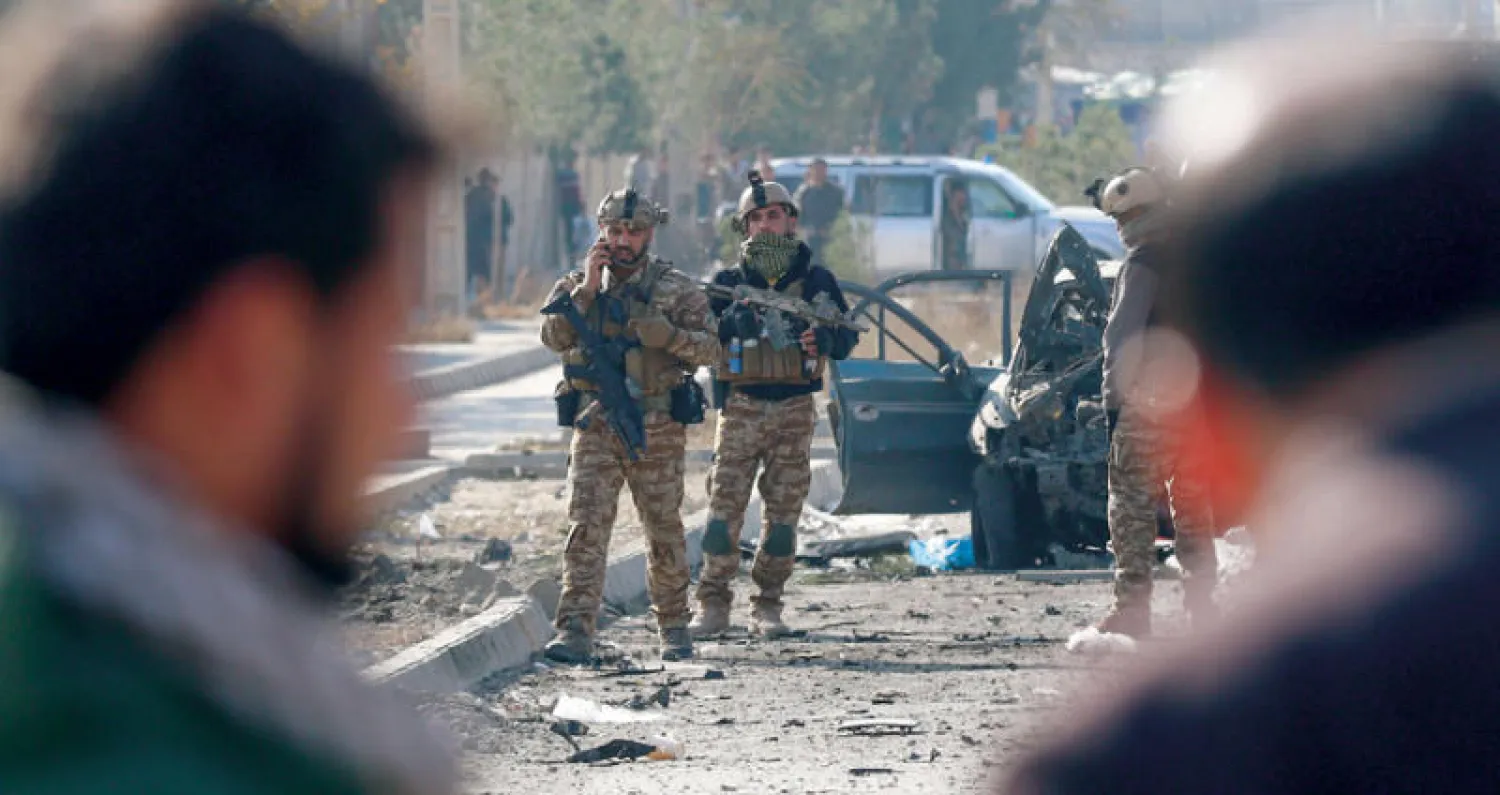 قوات الأمن الأفغانية في موقع الانفجار في كابل أمس (إ.ب.أ)