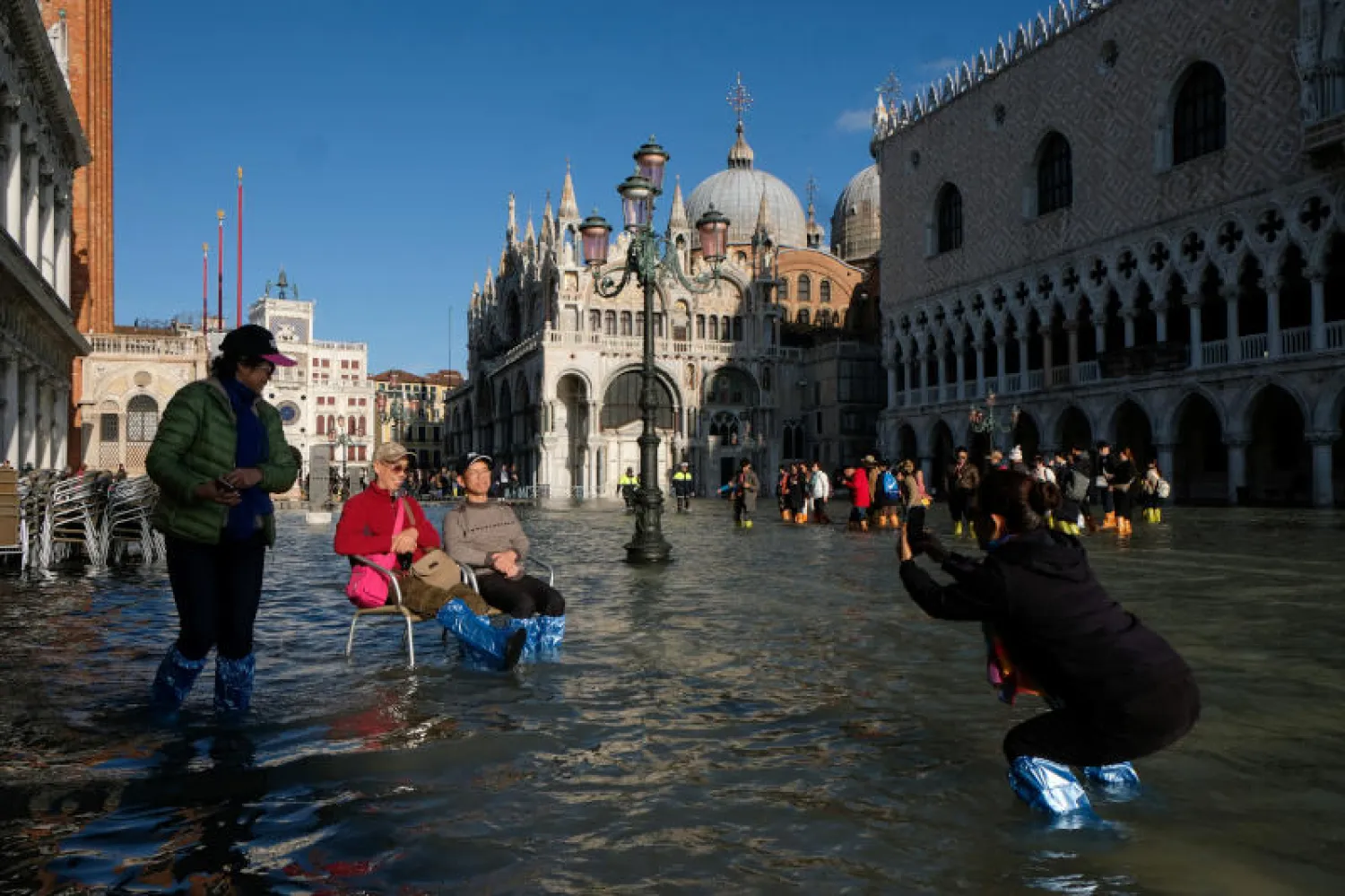 بالصور... سكان البندقية يستفيقون من نومهم على اجتياح المياه للمدينة