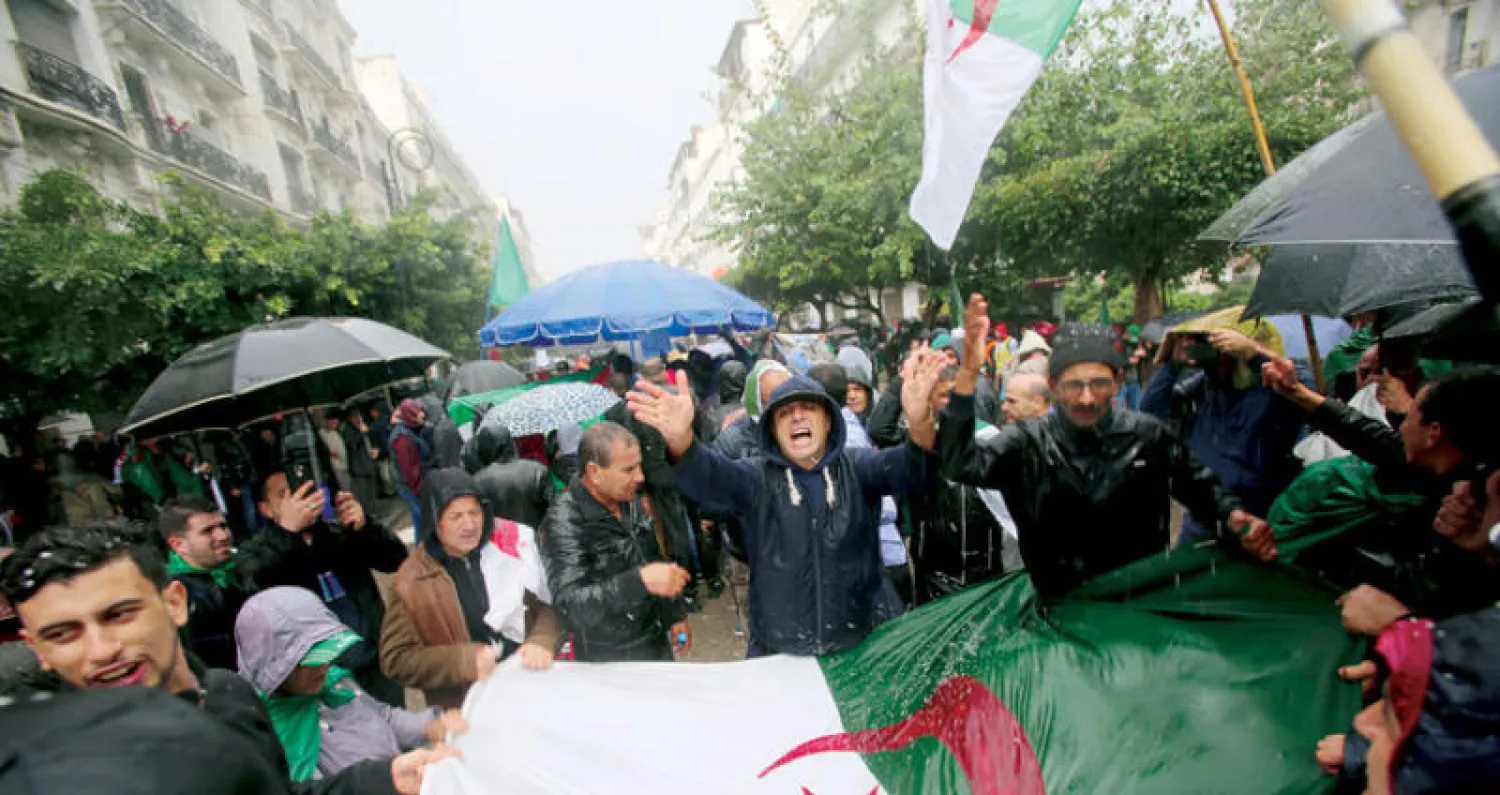 مشاركون في الاحتجاجات التي شهدتها العاصمة الجزائرية أمس (رويترز)