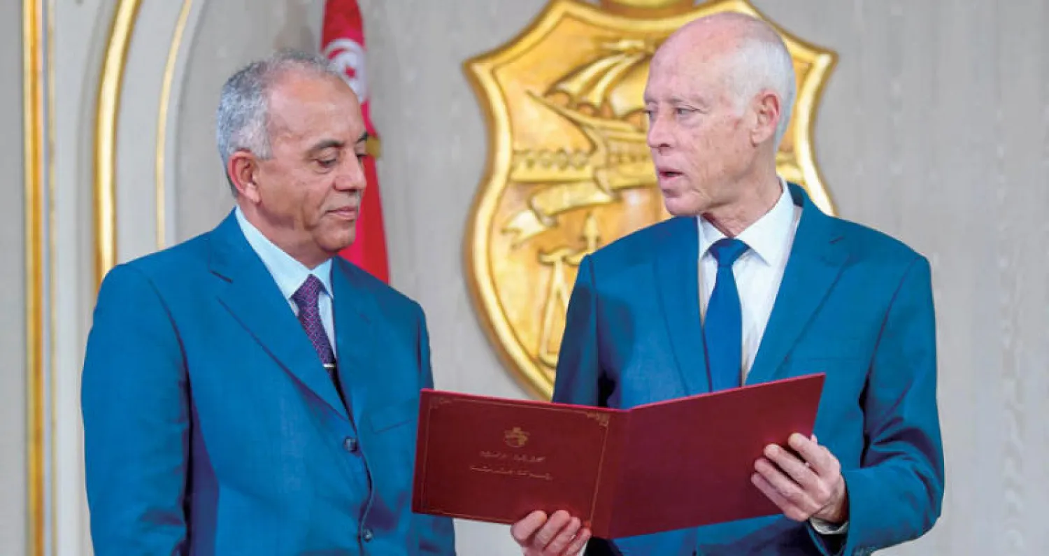 الرئيس قيس سعيّد مستقبلاً رئيس الحكومة المكلف الحبيب الجملي في قصر قرطاج أمس (أ.ف.ب)