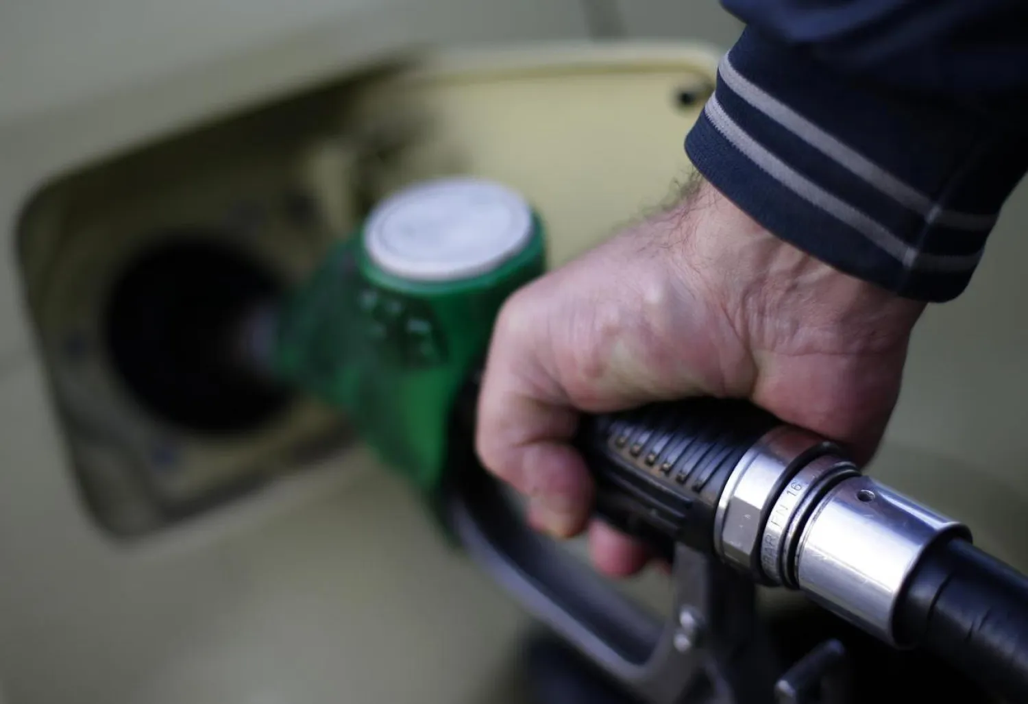 A man fills up his car at a petrol station in Rome January 6, 2015. (Reuters)
