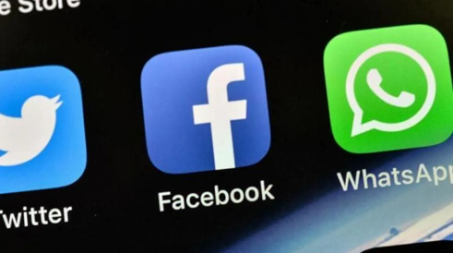 شعارات لتطبيق «واتساب» وموقعي «فيسبوك» و«تويتر» (أرشيفية)