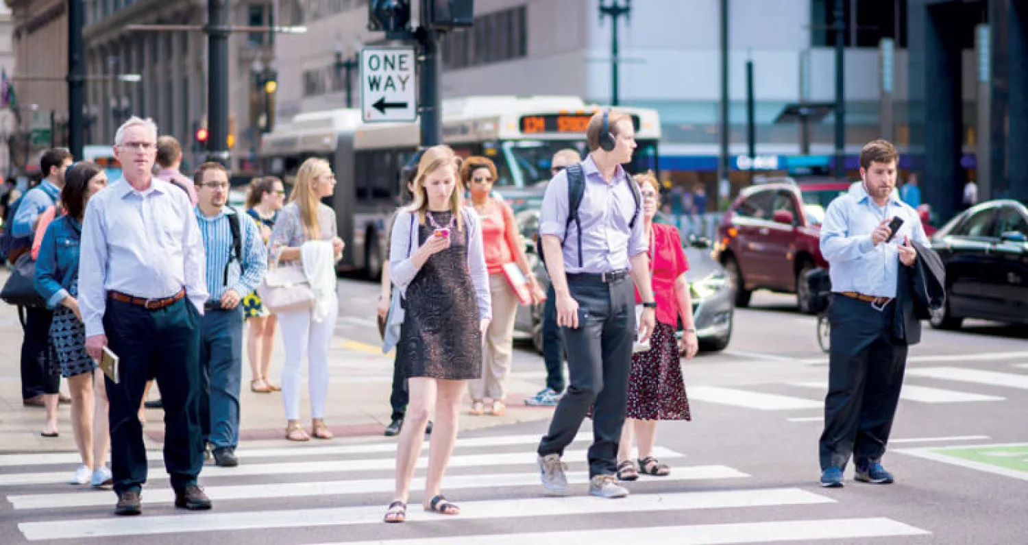 التراسل النصي أثناء المشي... إدمان أم عادة؟
