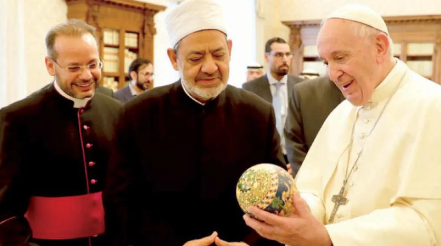 Papa Franciscus ile Ezher Şeyhi Tayyib, Roma’da bir araya geldi (Şarku’l Avsat)