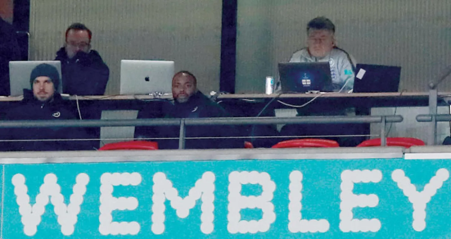 سترلينغ يتابع مباراة مونتينيغرو من المدرجات (رويترز)