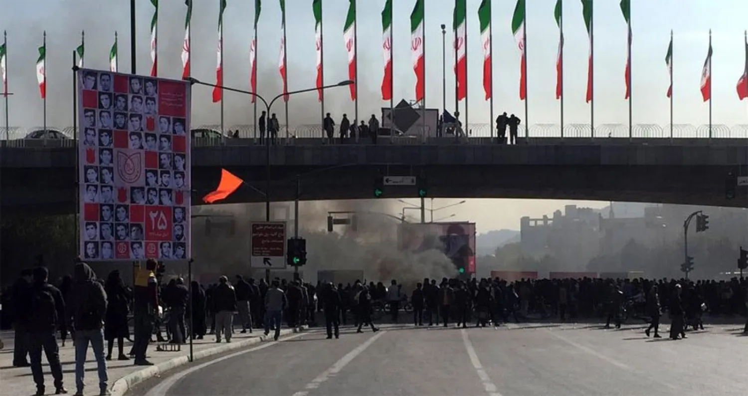 تصاعد أعمدة الدخان أمس بسبب إحتجاجات أصفهان أمس السبت.(إ.ب)