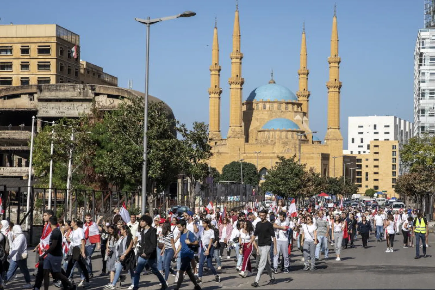 جانب من مظاهرات المحتجيين اللبنانيين بوسط بيروت (أ.ف.ب)