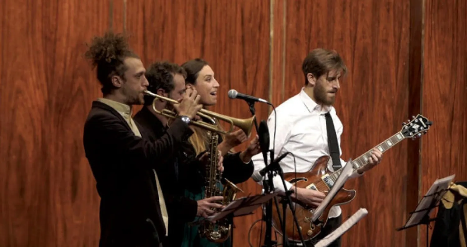 أعضاء  من الفرقة يقدمون أحد أعمالها