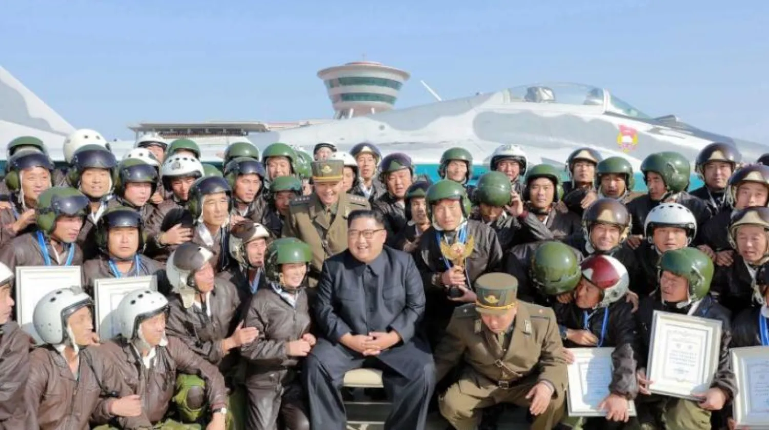 Kuzey Kore lideri Kim Jong-un pilot ve askeri yetkililerin arasında (AFP)