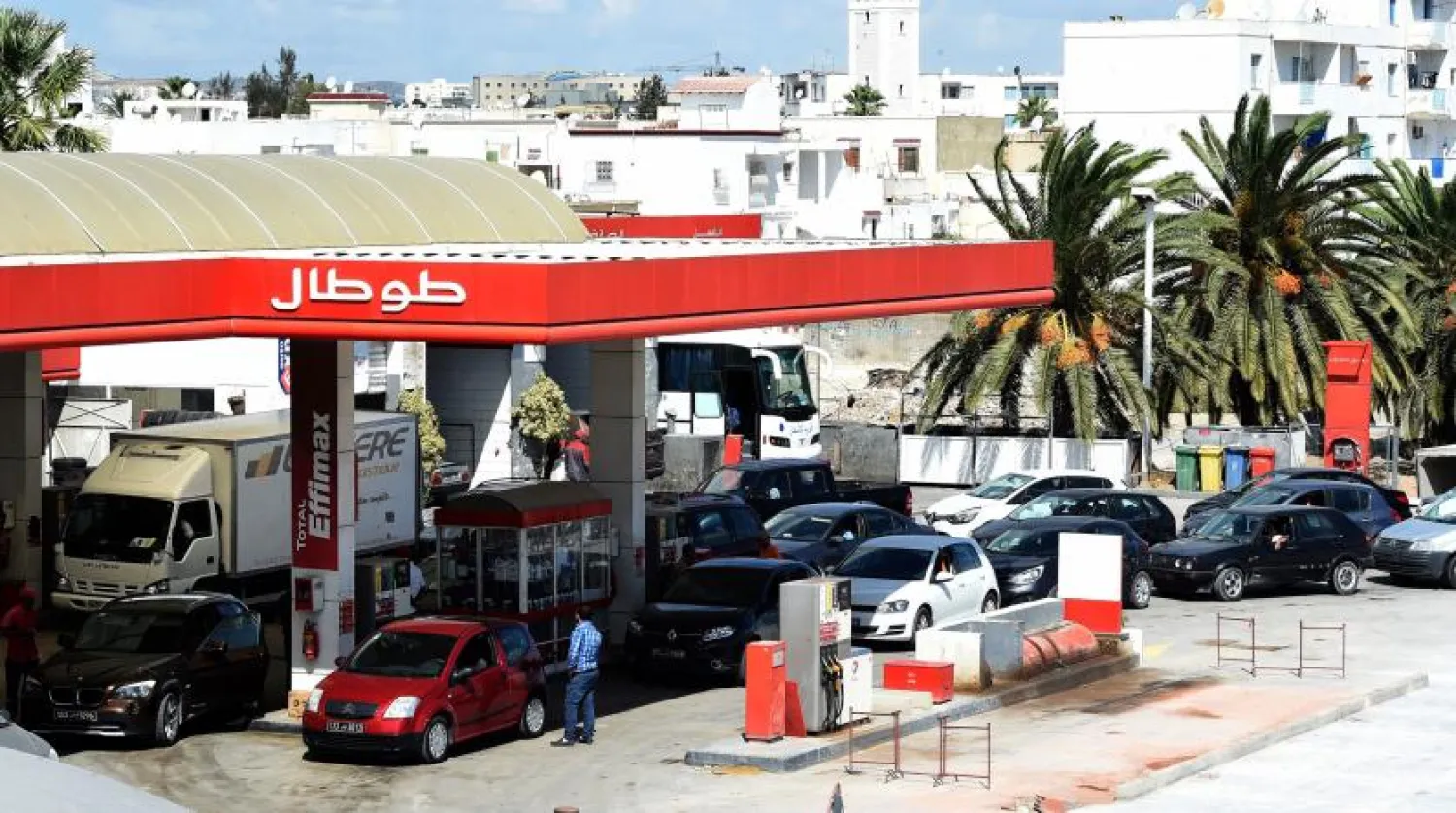 Tunisian motorists line up at a gas station in Tunis, Tunisia (File Photo: AFP)
