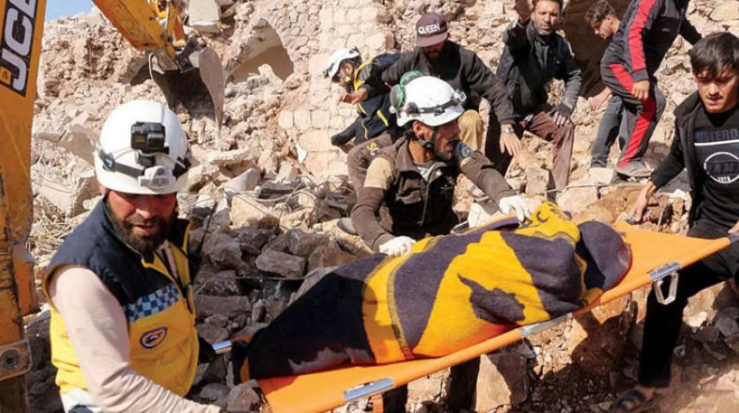 Rus uçaklarının bombaladığı köydeki yaralıları taşıyan sivil savunma ekipleri. (Beyaz Baretliler)