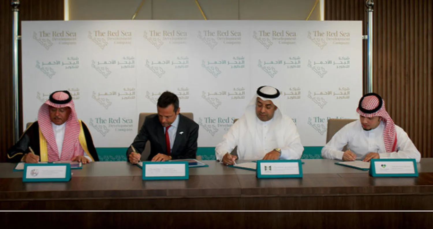 ناجي الغبان رئيس بلدية أملج وجون باغانو وعلي الشمري مشرف إدارة البرامج بجامعة تبوك وأحمد عتيق مدير جمعية سكن للتنمية الأسرية (الشرق الأوسط)