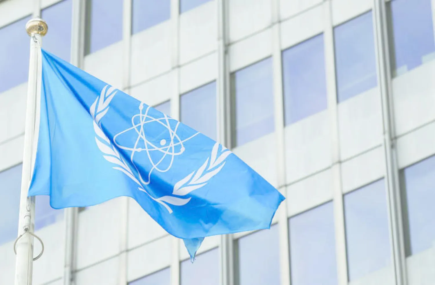 علم الوكالة الدولية للطاقة الذرية أمام مقرها في فيينا (أرشيفية - رويترز)