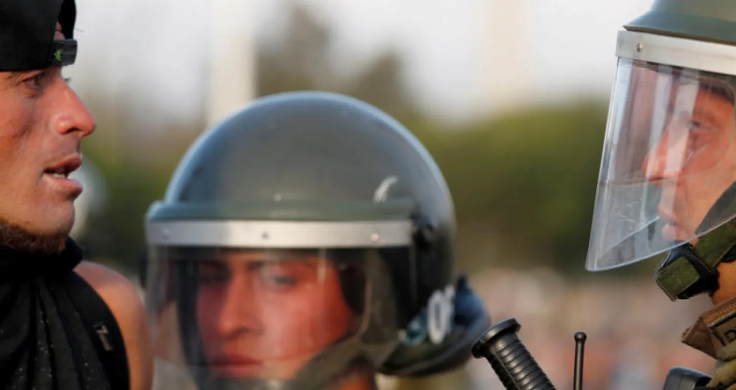 العين بالعين... الشرطة والمحتجون في تشيلي (رويترز)