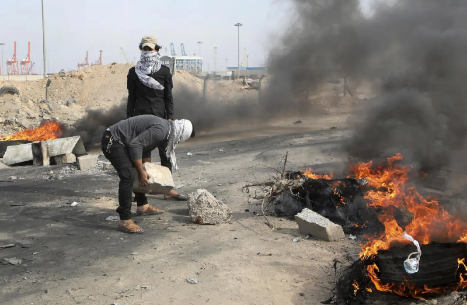 متظاهرون أمام ميناء أم قصر (أ.ب)