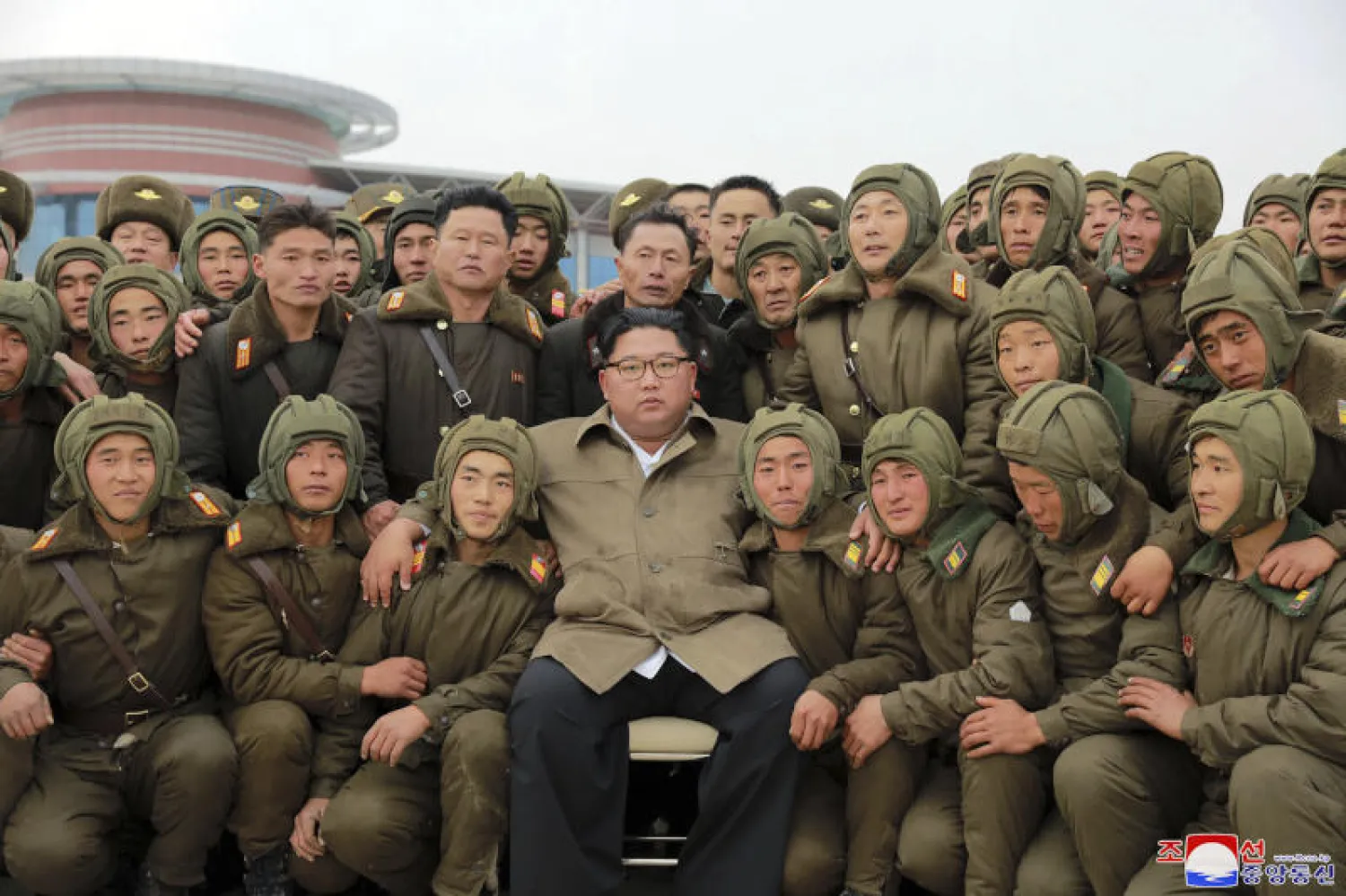 كيم جونغ أون في صورة تذكارية مع عناصر من سلاح الجو الكوري الشمالي (أ.ب)