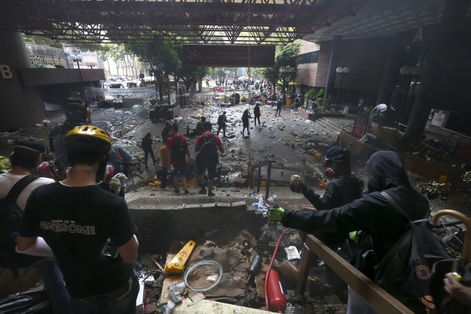 محتجون داخل جامعة العلوم التطبيقية في هونغ كونغ (أ.ب)