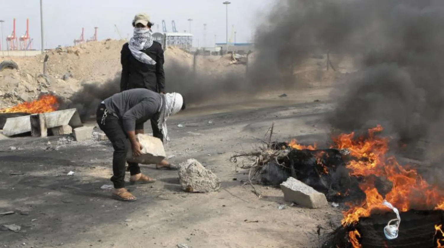 Um Kasr Limanı önündeki göstericiler (AP)