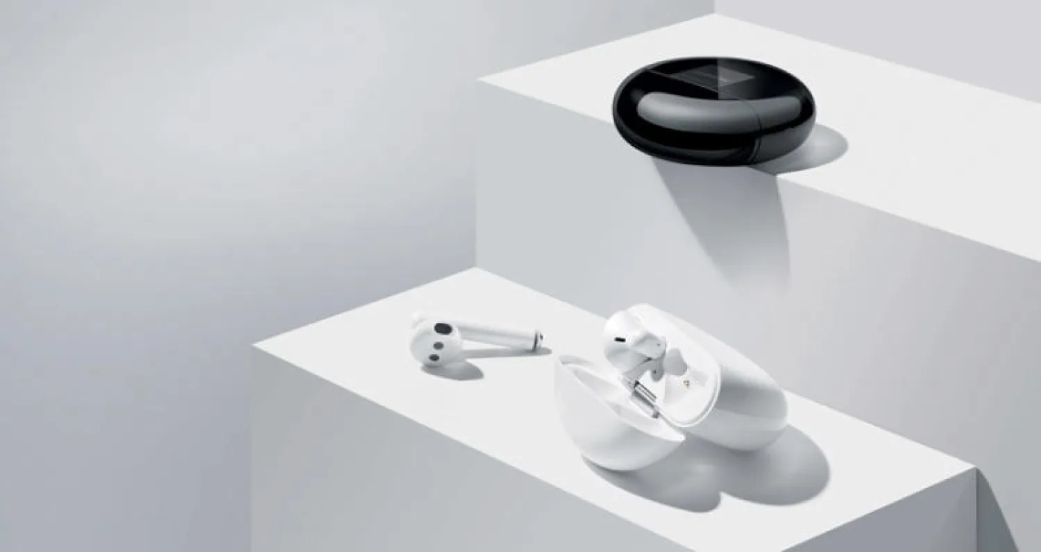 تستطيع العبوة شحن السماعات عدة مرات لاستخدامها لنحو 20 ساعة