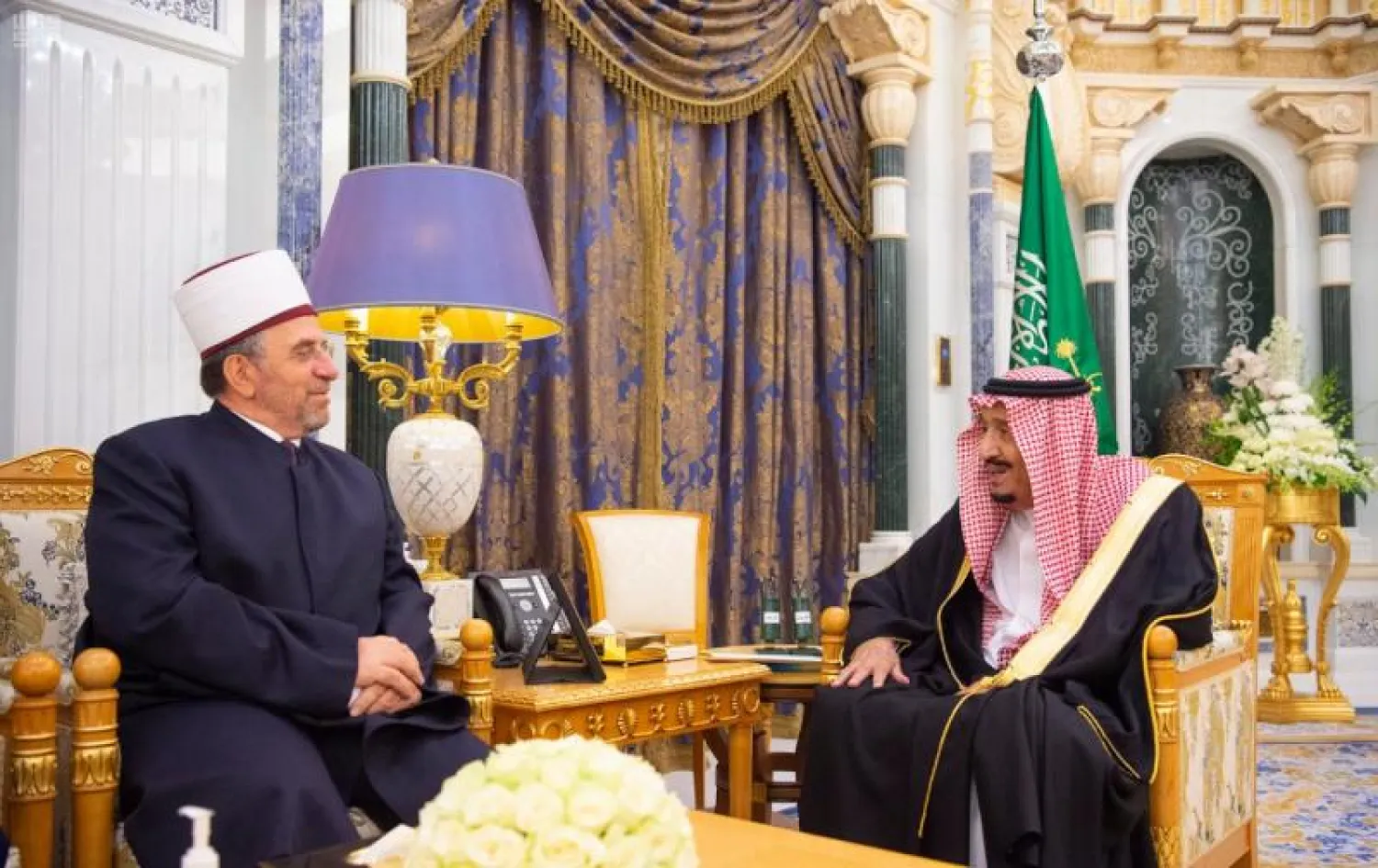 خادم الحرمين الشريفين خلال استقباله رئيس المشيخة الإسلامية المفتي العام في جمهورية كوسوفا (واس)