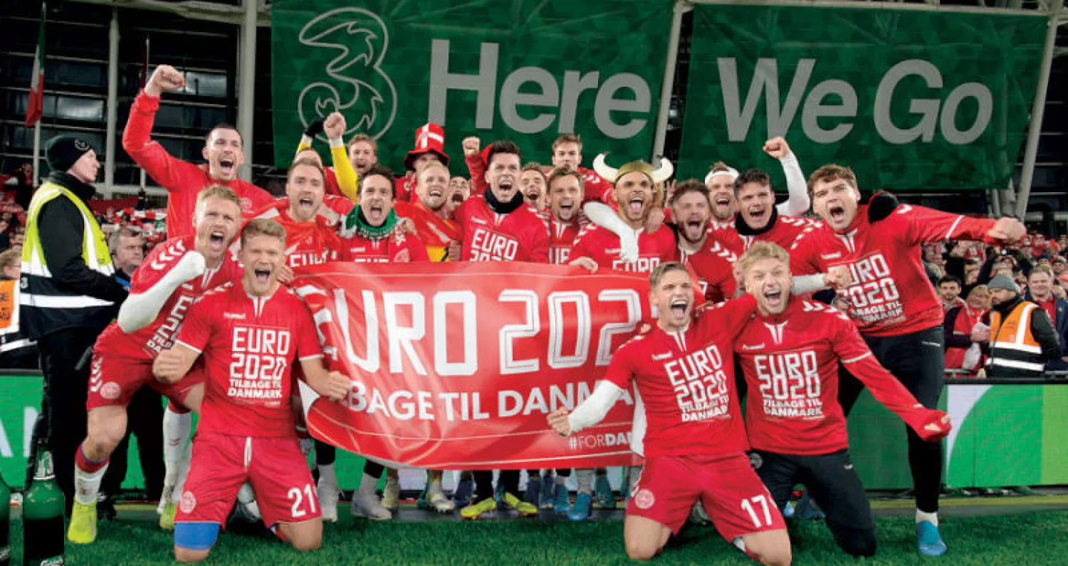 لاعبو منتخب الدنمارك يحتفلون بتأهلهم بعد التعادل الصعب مع آيرلندا (إ.ب.أ)