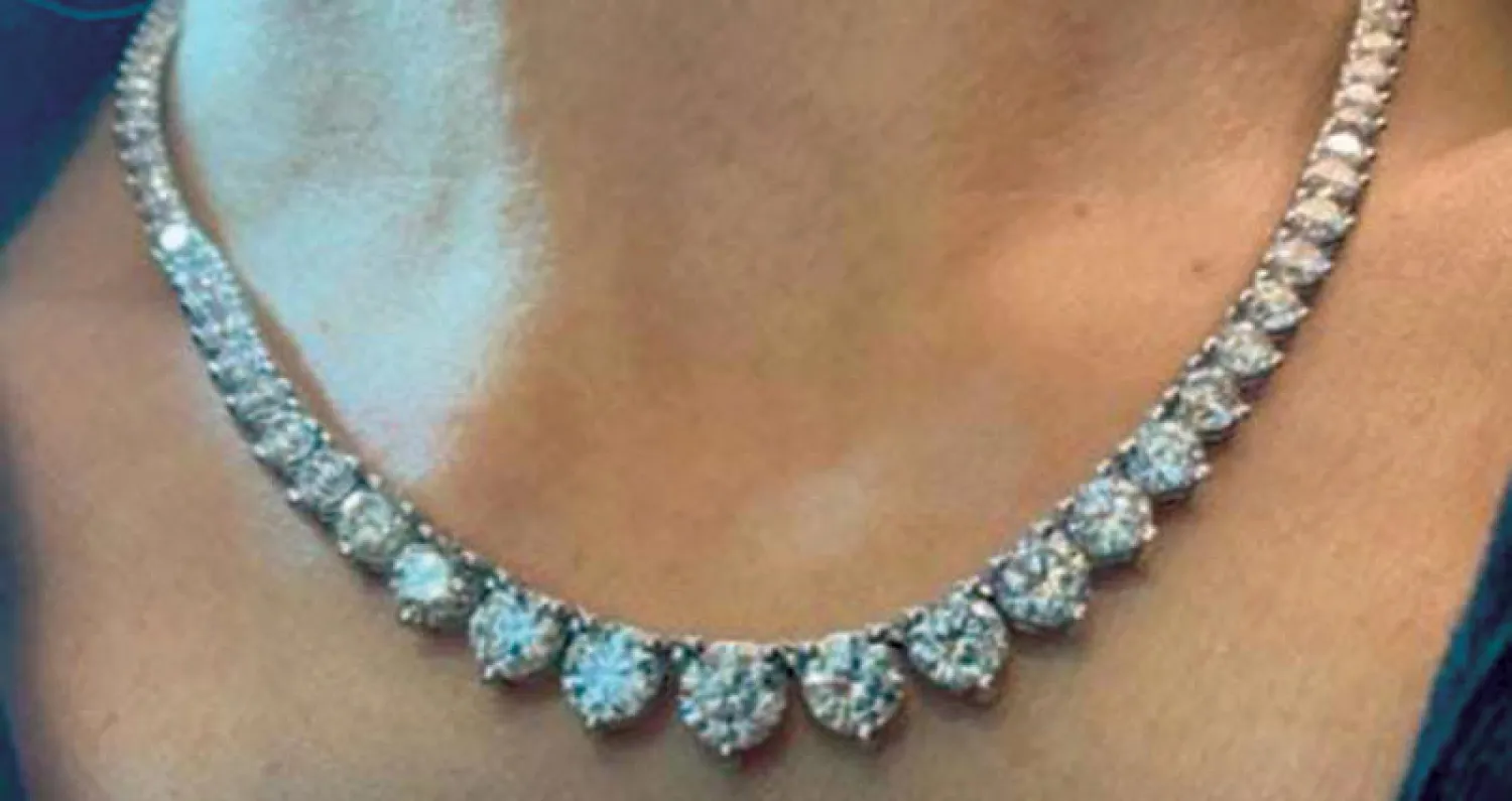 قلادة من المسروقات