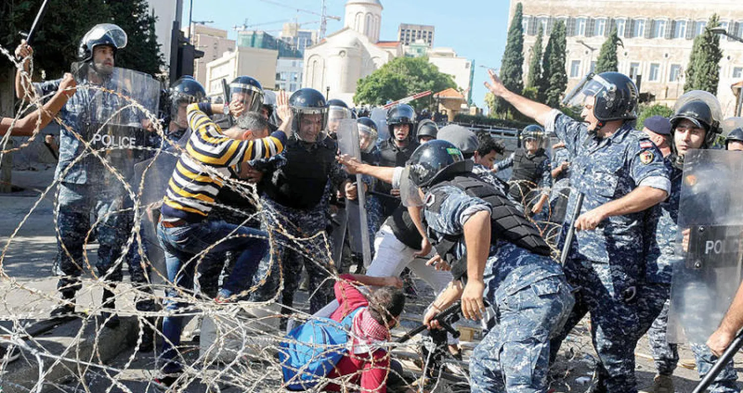 من المواجهات بين الشرطة اللبنانية والمتظاهرين في الطريق إلى مبنى البرلمان أمس (أ.ب)