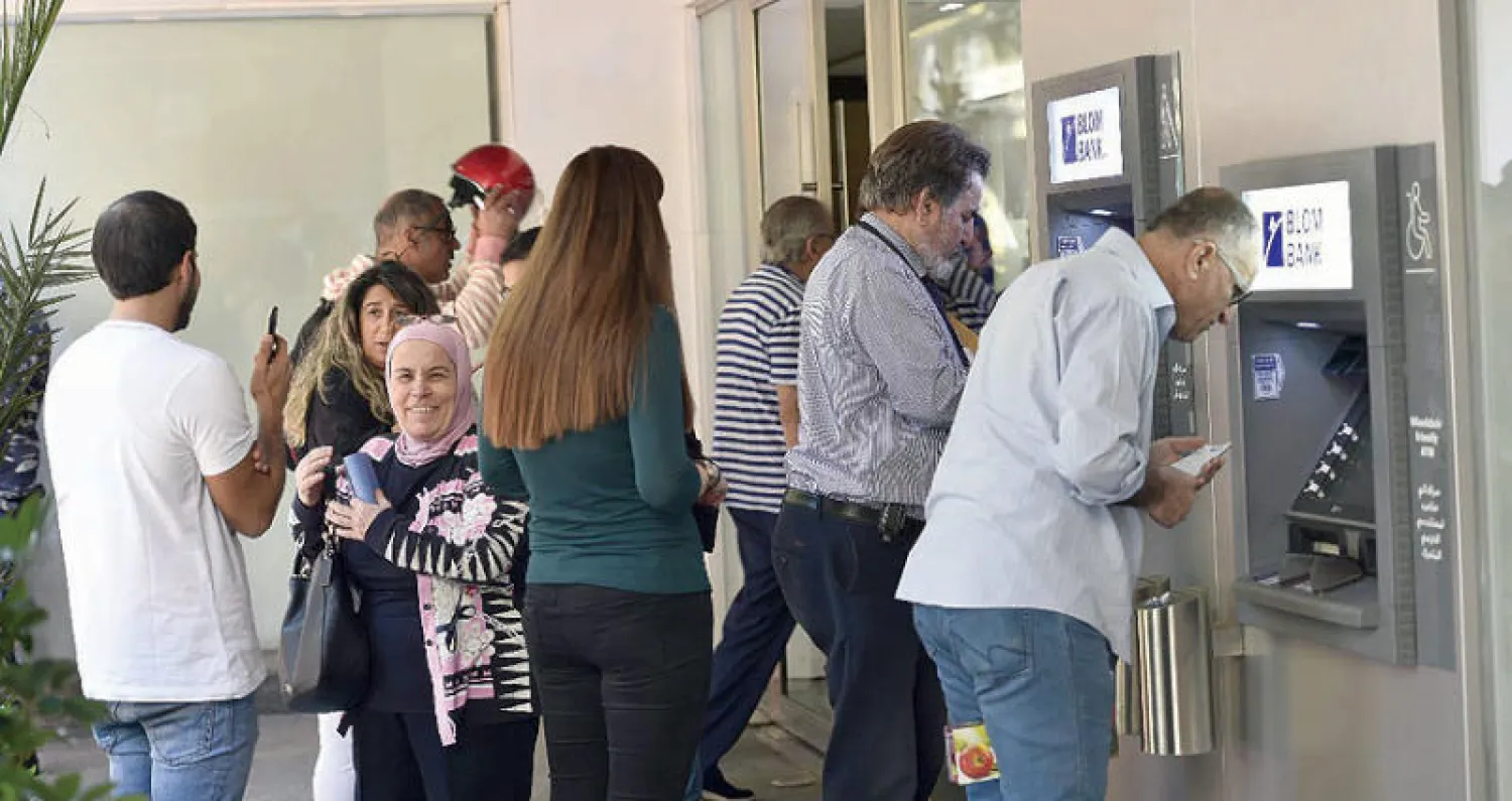 من تهافت المودعين على المصارف أمس (تصوير: نبيل إسماعيل)