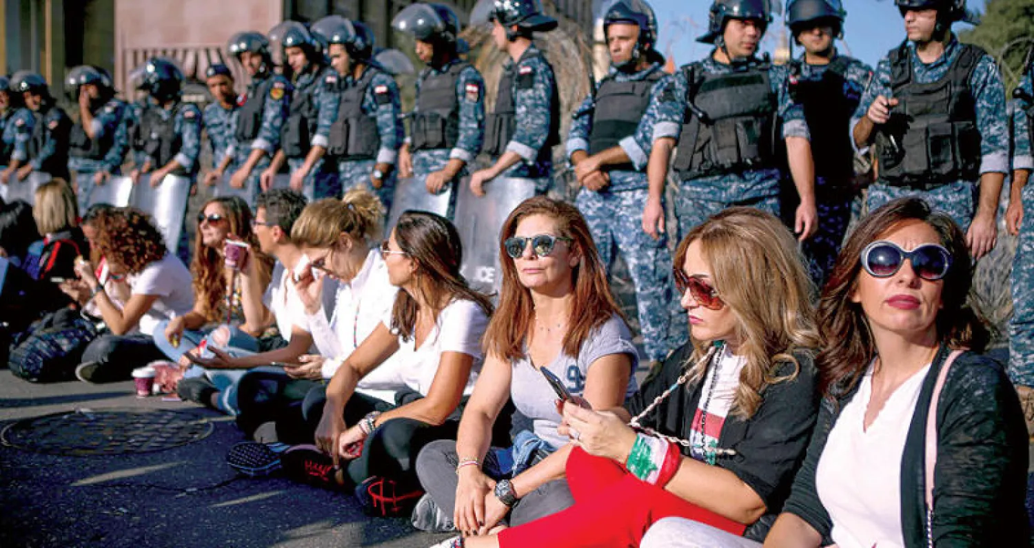 جانب من المظاهرات التي نظمت أمام البرلمان في بيروت أمس وأدت إلى منع انعقاد جلسته مجدداً (أ.ف.ب)