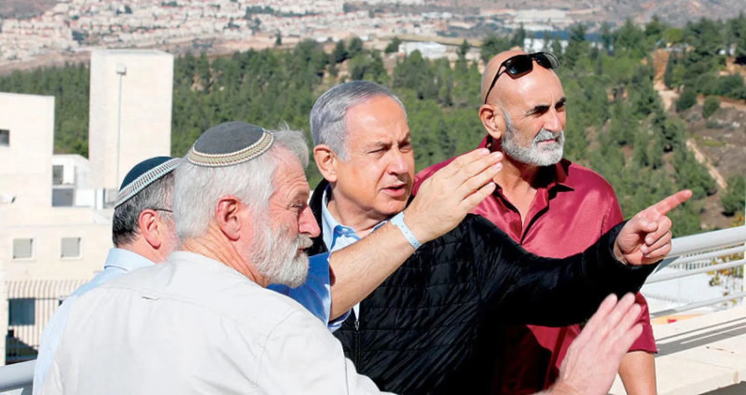 نتنياهو يحتفل بالقرار الأميركي في مستوطنة غوش عتصيون أمس (أ.ف.ب)