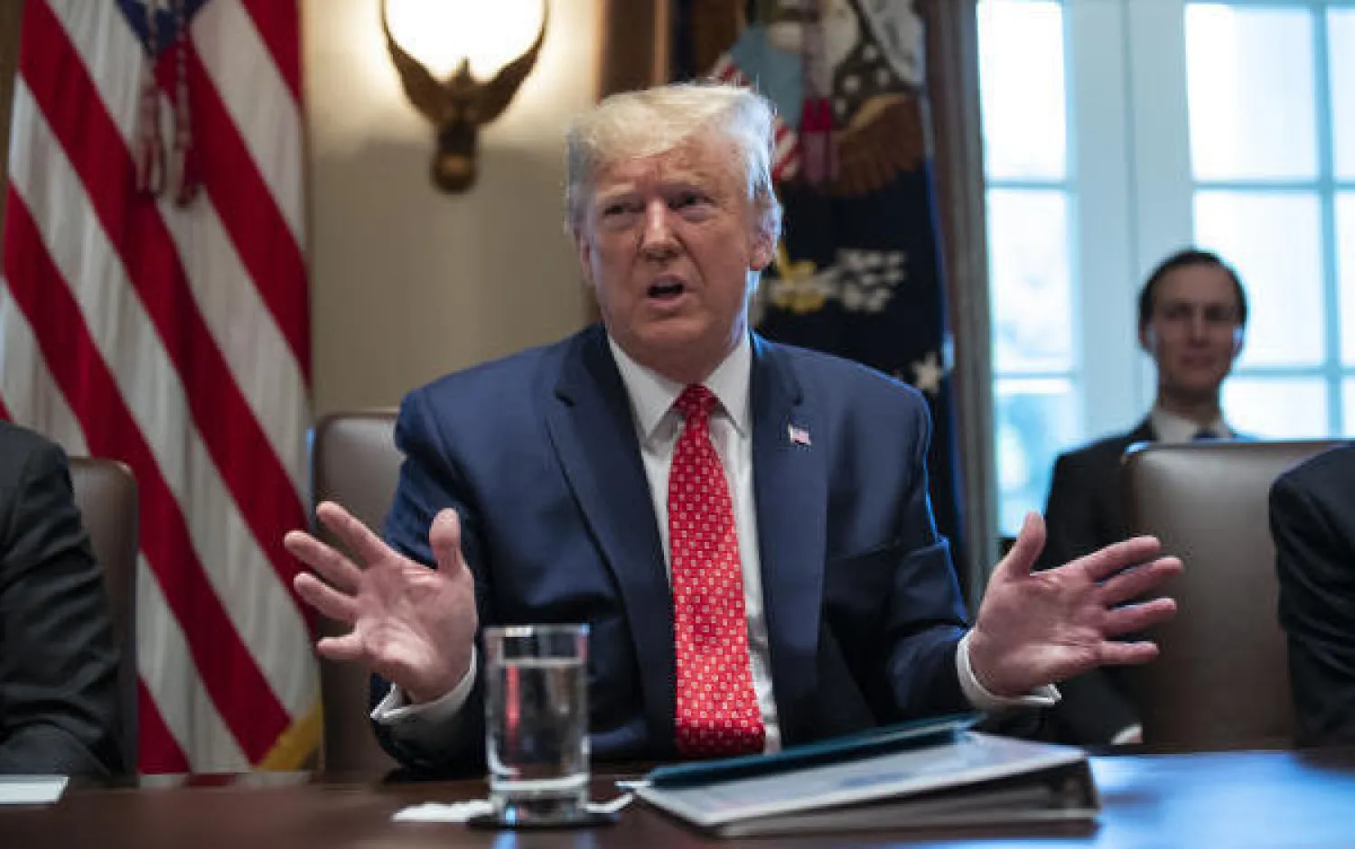 الرئيس الأميركي دونالد ترمب يتحدث خلال اجتماع في البيت الأبيض (أ.ب)