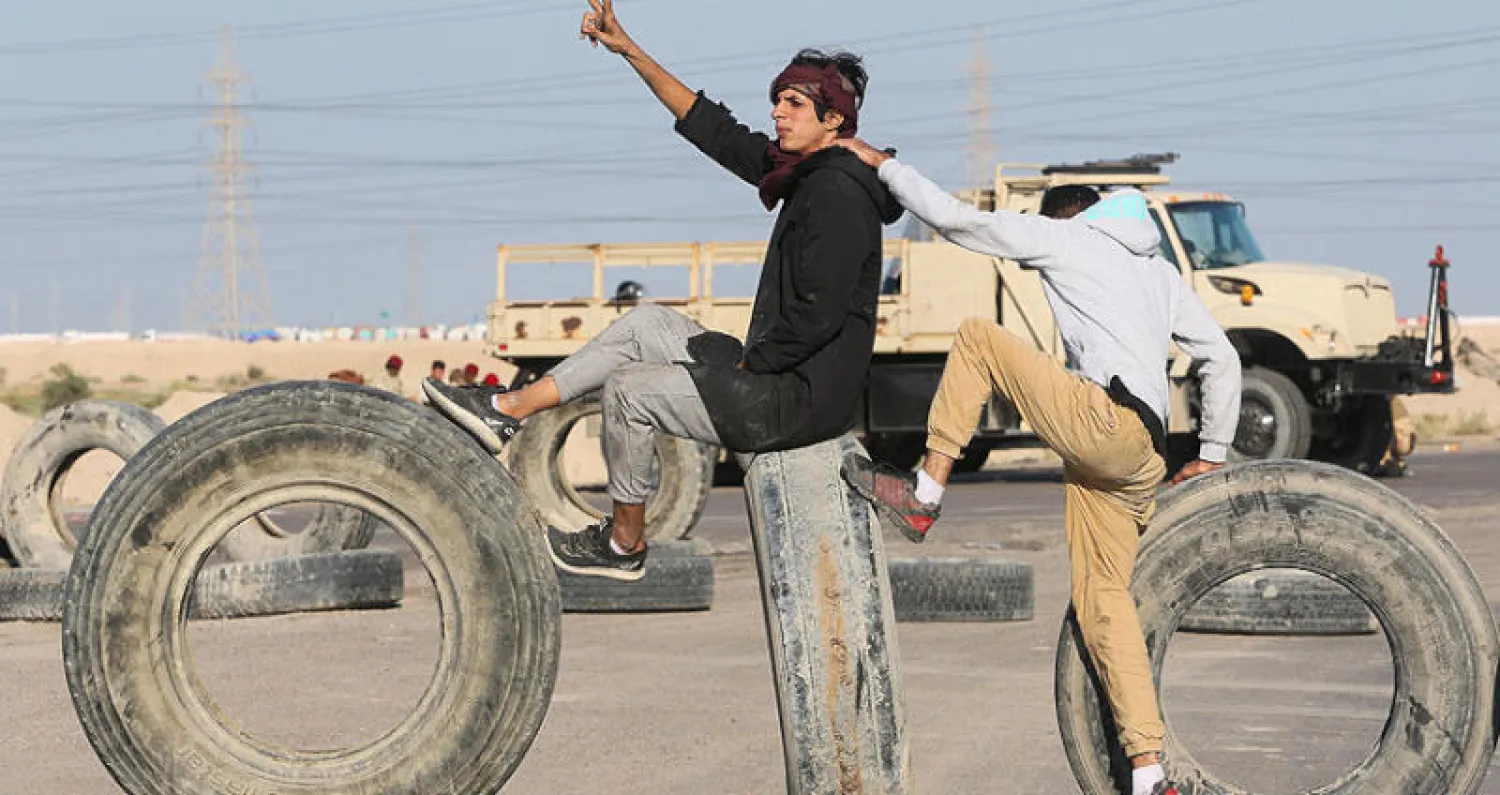 محتجون يغلقون مدخل ميناء خور الزبير قرب البصرة أمس (رويترز)