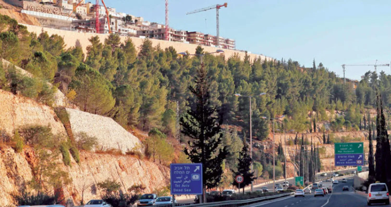 عمليات بناء جارية أمس (إلى اليسار) في المستوطنة اليهودية «رامات شلومو» المقامة في القدس الشرقية (أ.ف.ب)