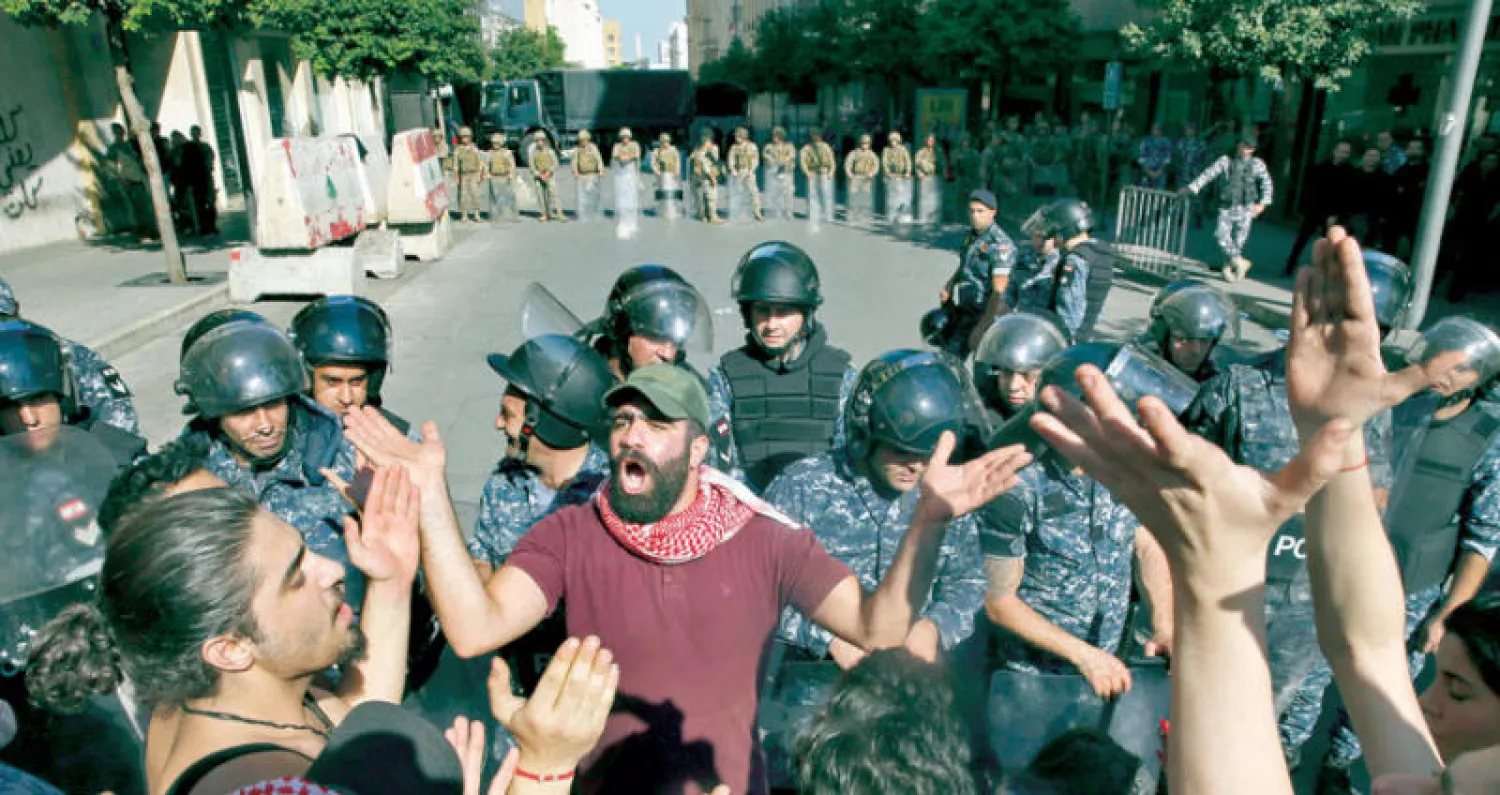 رجال أمن في مواجهة محتجين قرب مقر البرلمان وسط بيروت أول من أمس (أ.ب)