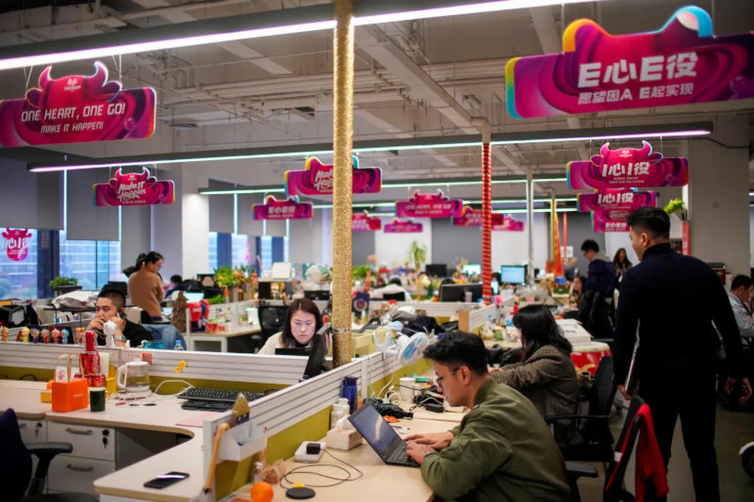 موظفون يعملون في مكتب «علي بابا» بمقر الشركة في مدينة هانغتشو (رويترز)