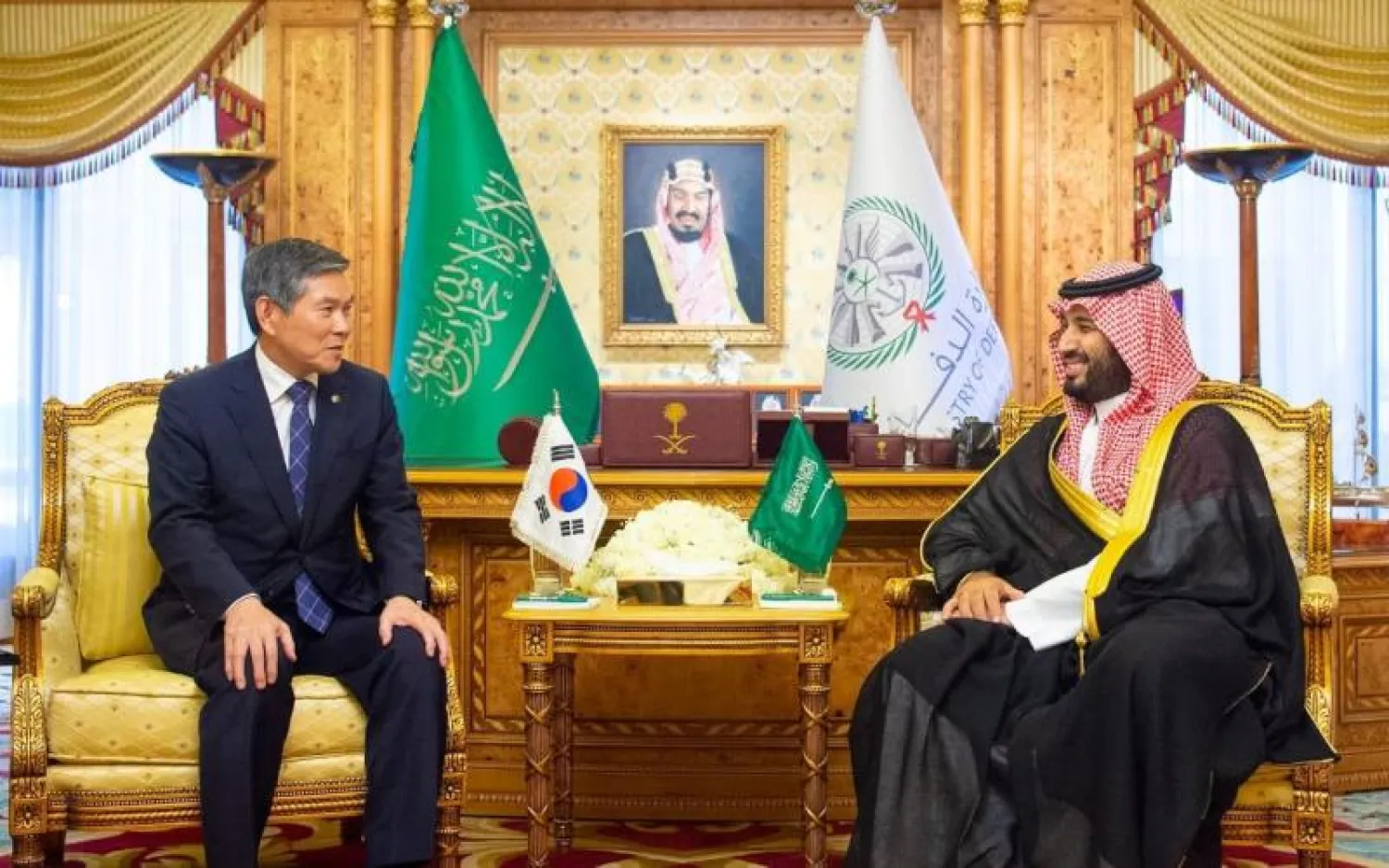 ولي العهد السعودي الأمير محمد بن سلمان بن عبد العزيز لدى استقباله وزير الدفاع بكوريا الجنوبية جونغ كيونغ دوو (واس)